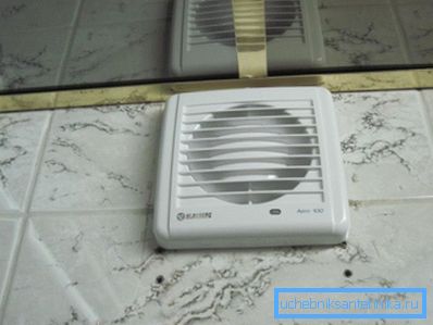 Fotografija ventilatorja, nameščenega v kopalnici