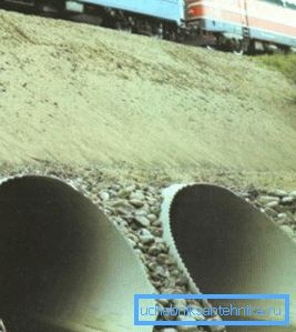 Fotografija propadle pod železniškimi tirimi