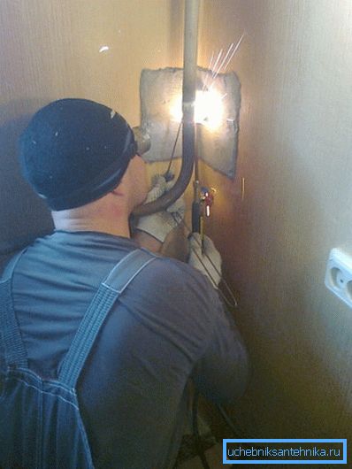 Varjenje s plinom je zanesljiv, a zamuden način za namestitev radiatorjev Varjenje s plinom je zanesljiv, a zamuden način za namestitev radiatorjev
