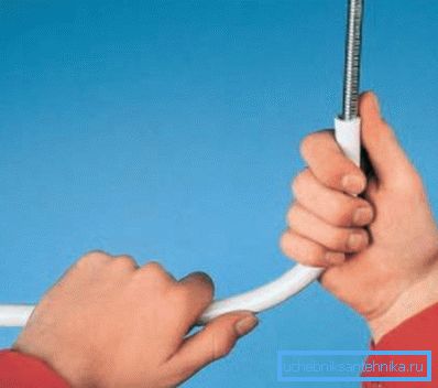 Upogibanje plastične cevi z vzmetjo Upogibanje plastične cevi z vzmetjo