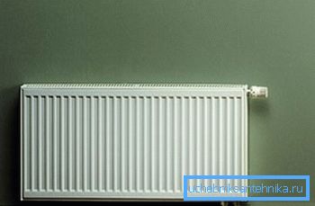 Horizontalni radiatorji za ogrevanje izgledajo estetsko prijetno zaradi napajalnih cevi, ki so skrite v estrih Horizontalni radiatorji za ogrevanje izgledajo estetsko prijetno zaradi napajalnih cevi, ki so skrite v estrih