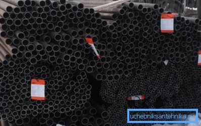 Jeklene cevi različnih dimenzij, pripravljene za uporabo