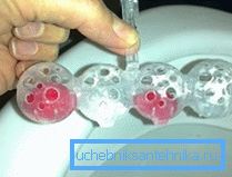 Pripravljene želatinske kocke lahko postavite v plastične škatle iz komercialno dostopnih osvežilcev zraka.