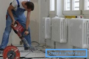 Ali želite skriti cevi, ki ustrezajo radiatorjem, da so žlebovi v kleti in jih skrijete pod tla - kot varianta proračuna Ali želite skriti cevi, ki ustrezajo radiatorjem, da so žlebovi v kleti in jih skrijete pod tla - kot varianta proračuna