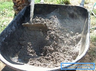 Oba porcelana in lončenina sta izdelana iz bele gline, vendar ima prvi zaradi posebnih dodatkov boljše potrošniške lastnosti. Oba porcelana in lončenina sta izdelana iz bele gline, vendar ima prvi zaradi posebnih dodatkov boljše potrošniške lastnosti.