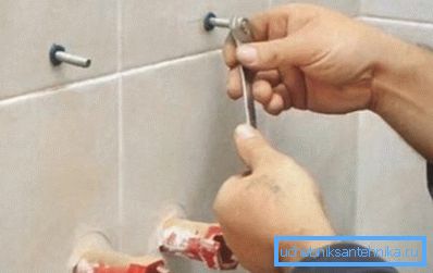 Navodilo predvideva uporabo najmanjšega števila pritrdilnih elementov za vgradnjo pomivalnega polipropilenskega korita.