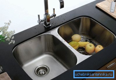 Integriran umivalnik iz nerjavečega jekla v namiznem vrhu iz umetnega kamna. Integriran umivalnik iz nerjavečega jekla v namiznem vrhu iz umetnega kamna.