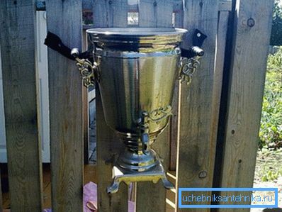 Uporaba starega samovarja za umivalnik. Uporabite stari samovar za umivalnik.