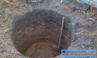 Izdelava luknje za namestitev kesona iz betonskih obročev. Izdelava luknje za namestitev kesona iz betonskih obročev.