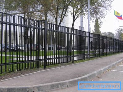Lepa ograja iz kvadratnih in pravokotnih profilov, izdelanih iz protikorozijske jekla Lepa ograja iz kvadratnih in pravokotnih profilov, izdelanih iz protikorozijske jekla