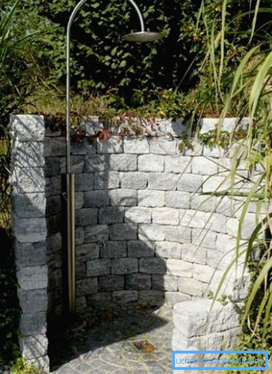 Stone - to je zanesljivo in lepo, vendar precej drago in dolgotrajno. Stone - to je zanesljivo in lepo, vendar precej drago in dolgotrajno.