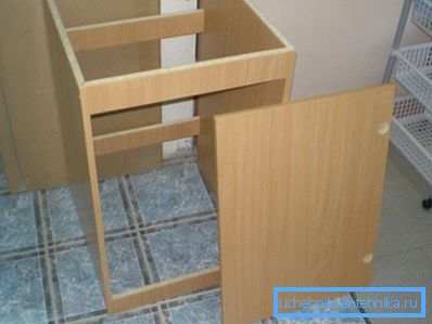 Okvir je sestavljen, vidni ojačevalci in vzorčenje pod nadstrešnicami na vratih Okvir je sestavljen, vidni ojačevalci in vzorčenje pod nadstrešnicami na vratih