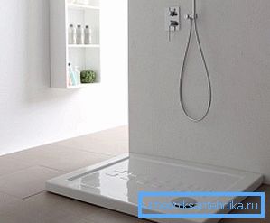 Keramični tuš kader 80x120 je dovolj težek, zato je za natančno lepljenje bolje poklicati pomočnike. Keramični tuš kader 80x120 je dovolj težek, zato je za natančno lepljenje bolje poklicati pomočnike.