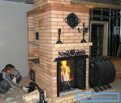 Kombinirana peč za ogrevanje s kaminom in pečjo Kombinirana peč za ogrevanje s kaminom in pečjo