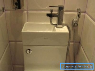 Kompaktno pomivalno korito na posodi s tušem.