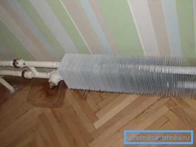 Kompaktni konvektor ne bo ogreval velikih prostorov tudi pri visoki temperaturi toplotnega nosilca. Kompaktni konvektor ne bo ogreval velikih prostorov tudi pri visoki temperaturi toplotnega nosilca.