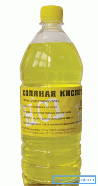 Koncentrirana klorovodikova kislina se prodaja v plastični steklenici.