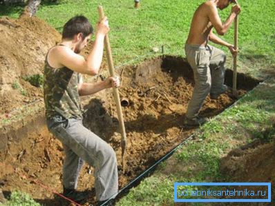 Kopanje jarka pod kanalizacijo. Kopanje jarka pod kanalizacijo.