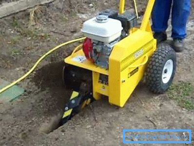 Kopanje jarkov za vodovodne instalacije s posebno opremo Kopanje jarkov za vodovodne instalacije s posebno opremo