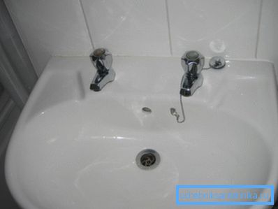 Pipe so nameščene tako, da ni mogoče umiti rok pod tekočo vodo. Pipe so nameščene tako, da ni mogoče umiti rok pod tekočo vodo.