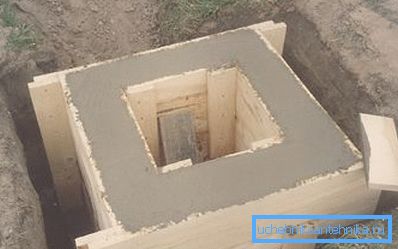 Kvadratni betonski vrtovi so najbolj primerni za trdno litje.