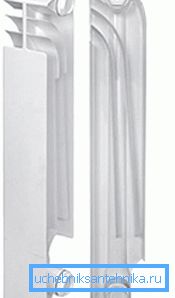 Livni radiatorji iz aluminija so sestavljeni iz ločenih delov. Livni radiatorji iz aluminija so sestavljeni iz ločenih delov.