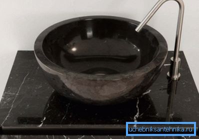 Amaterska fotografija končne konstrukcije iz marmorja na omari istega materiala
