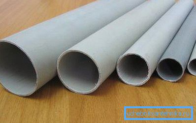Amaterska fotografija, ki prikazuje vse vrste PVC cevi, ki se uporabljajo za notranjo namestitev kanalizacij