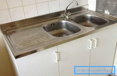 Amaterska fotografija standardne avtopralnice, nameščene na posebnem omarici Amaterska fotografija standardne avtopralnice, nameščene na posebnem omarici