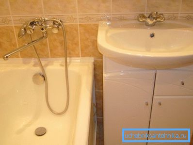 Amaterska fotografija nameščenega umivalnika, ki prikazuje razmerje med višino in kopalnico