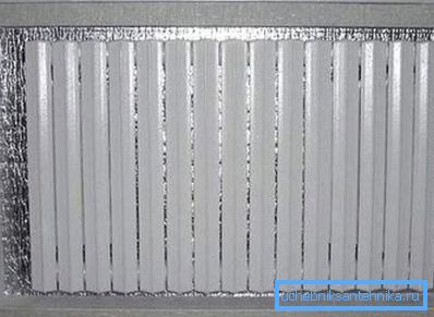 Malo trika - če menite, da radiator ne opravlja svoje naloge, ga pritrdite na steno (za njim), kar bo pripomoglo k zmanjšanju izgube toplote za 15-20% Malo trika - če menite, da radiator ne opravlja svoje naloge, ga pritrdite na steno (za njim), kar bo pripomoglo k zmanjšanju izgube toplote za 15-20%