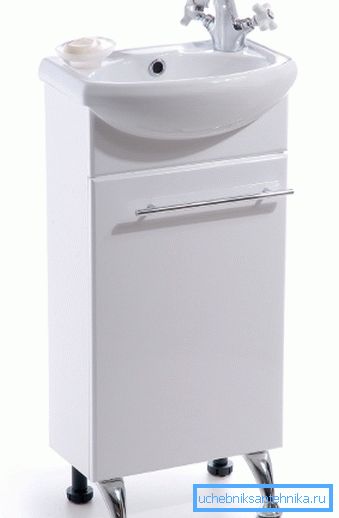 Mali umivalnik s kadjo za WC.