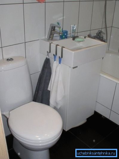 Manjši umivalnik z omarico za majhen straniščni WC Manjši umivalnik z omarico za majhen straniščni WC