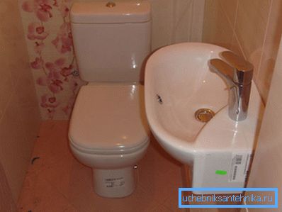 Majhen WC je odlična rešitev za tehe sanitarije. Majhen WC je odlična rešitev za tehe sanitarije.