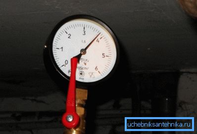 Manometer na sliki prikazuje 3,8 kgf / cm2. Vrednost je precej redna. Manometer na sliki prikazuje 3,8 kgf / cm2. Vrednost je precej redna.
