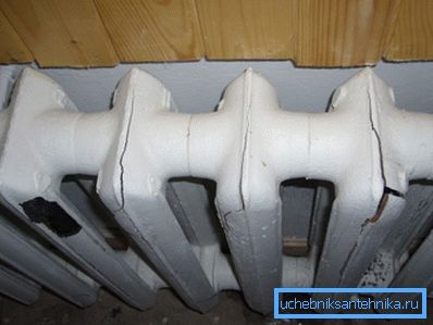 Počasna kroženje je povzročila odmrzovanje radiatorja. Počasna kroženje je povzročila odmrzovanje radiatorja.