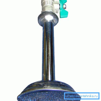 Kovinska šoba s krogelnim ventilom. Kovinska šoba s krogelnim ventilom.