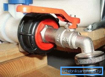Kovinska kocka za vodo s plastičnim adapterjem Kovinska kocka za vodo s plastičnim adapterjem