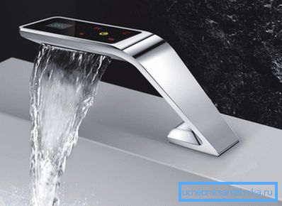 Model z elektronskim upravljanjem nima običajnih ročic. Model z elektronskim upravljanjem nima običajnih ročic.