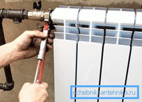 Montaža aluminijastih radiatorjev z lastnimi rokami med remontom Montaža aluminijastih radiatorjev z lastnimi rokami med remontom