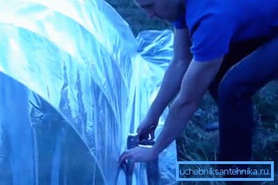 Vgradnja celofanskega filma na ogrodje toplogrednih plinov