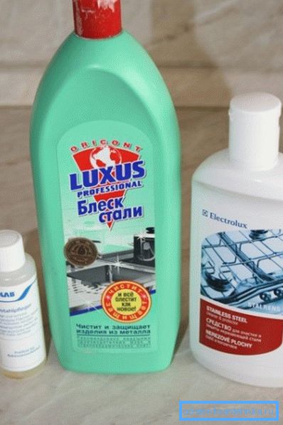 Tekoči in gelni detergenti so najboljši način za umivanje umivalnika iz nerjavečega jekla. Tekoči in gelni detergenti so najboljši način za umivanje umivalnika iz nerjavečega jekla.