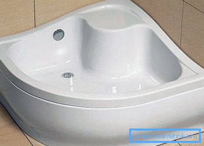 Keramične tuš kadi lahko najdete s sedeži. Keramične tuš kadi lahko najdete s sedeži.