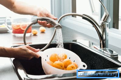 Pranje sadja pod prilagodljivim izlivom Pranje sadja pod prilagodljivim izlivom