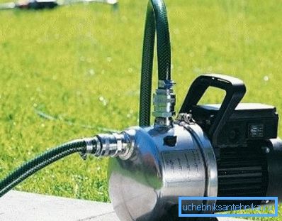 Na fotografiji - demokratična možnost za dacha vodnjak, njegova glava dovolj za vodo postelje