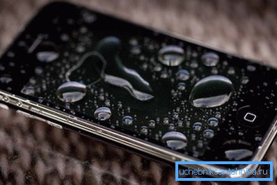 Na fotografiji je iPhone, ki je ravnokar bil v stranišču. Na fotografiji je iPhone, ki je ravnokar bil v stranišču.