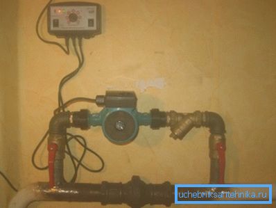 Na fotografiji je obvod med pritrdilnimi elementi opremljen s kontrolnim ventilom za kroglico. Na fotografiji je obvod med pritrdilnimi elementi opremljen s kontrolnim ventilom za kroglico.