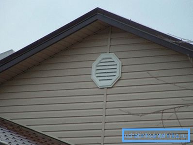 Na fotografiji je prikazana hiša z ventilatorsko prezračevanje. Na fotografiji je prikazana hiša z ventilatorsko prezračevanje.