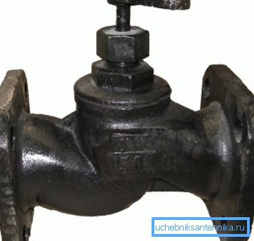 V navojnem ventilu iz litega železa s prirobnico. V navojnem ventilu iz litega železa s prirobnico.