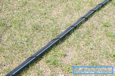 Na fotografiji - uporaba ogrevalnega električnega kabla za zunanje vodovodne instalacije Na fotografiji - uporaba ogrevalnega električnega kabla za zunanje vodovodne instalacije